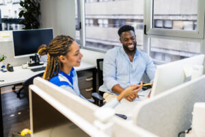 ovens profissionais colaborando em projeto digital em Luanda
